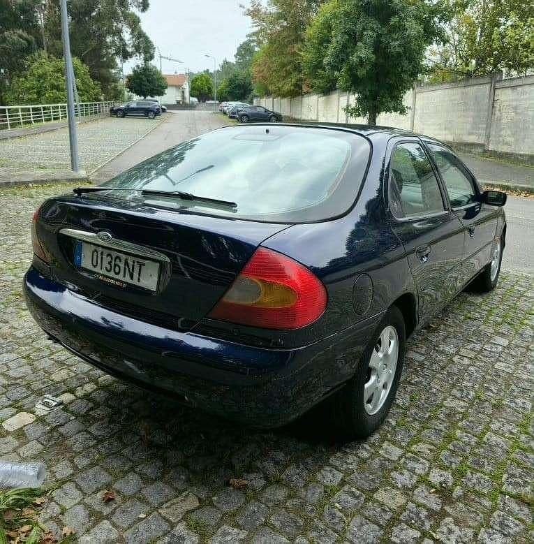 Usado Ford Mondeo 90 HP (66 kW) 1999 Azul