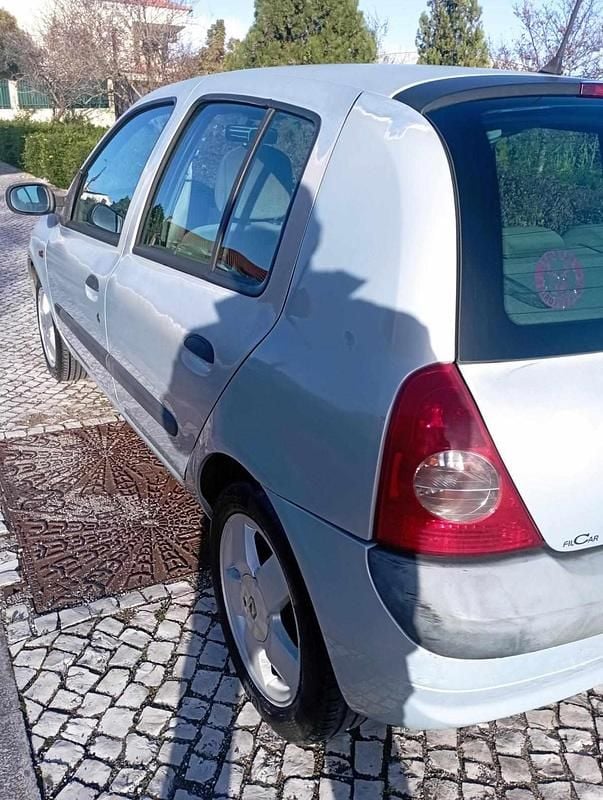 Usado Renault Clio II 75 HP (55 kW) 2002 Cinzento Citadino