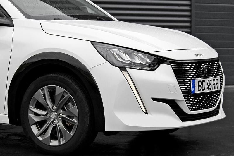 Usado Peugeot e-208 Allure 100 kW (136 HP) 2023 Branco Citadino