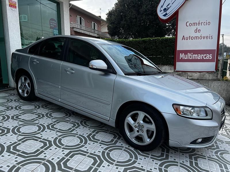 Usado Volvo S40 120 HP (88 kW) 2011 Prateado Sedan