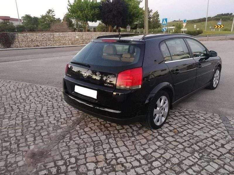 Usado Opel Signum 150 HP (110 kW) 2005 Preto Citadino