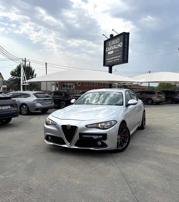 Cinzento Usado 2017 Alfa Romeo Giulia | € 21.900 - Imagem 1/4