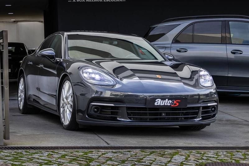 Usado Porsche Panamera 422 HP (310 kW) 2018 Cinzento