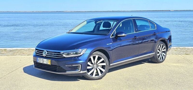 Azul Usado 2016 VW Passat GTE Sedan | € 13.950 (Bom preço) - Imagem 1/4