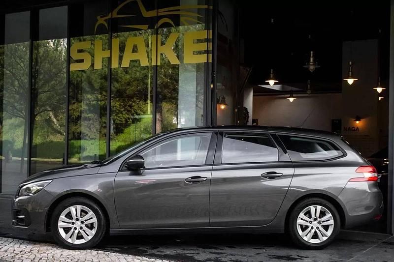 Usado Peugeot 308 SW Active 130 HP (95 kW) 2019 Cinza antracite Carrinha