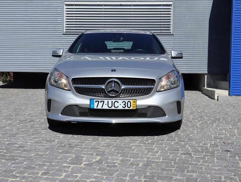 Usado Mercedes A180 109 HP (80 kW) 2018 Cinzento Citadino