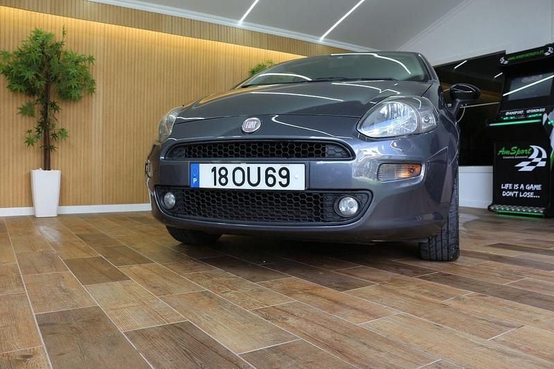 Usado Fiat Punto Lounge 85 HP (62 kW) 2014 Cinza Citadino