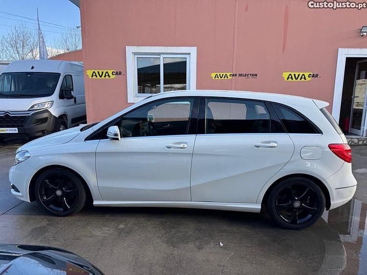 Branco Usado 2012 Mercedes B180 Monovolume | € 12.990 (Preço justo) - Imagem 1/1