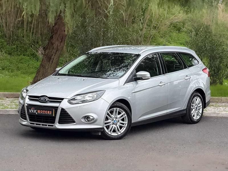 Cinzento Usado 2014 Ford Focus Sedan | € 8.450 (Preço justo) - Imagem 1/4