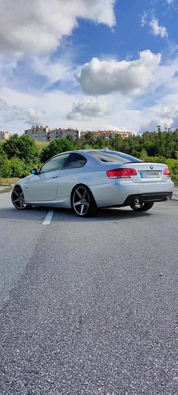 Cinzento Usado 2009 BMW 320 Coupé | € 12.899 (Preço justo) - Imagem 1/4