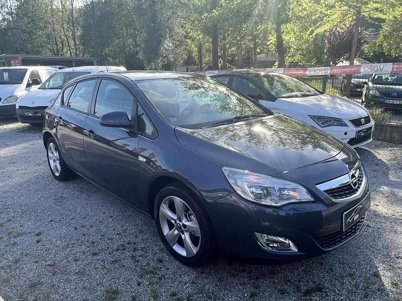 Usado Opel Astra 100 HP (73 kW) 2010 Preto