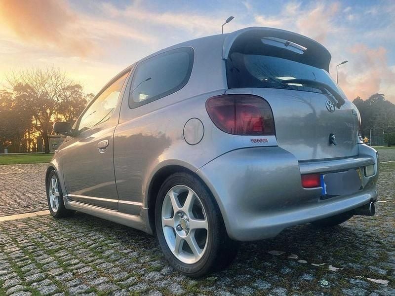 Cinzento Usado 2001 Toyota Yaris Sport Citadino | € 7.990 - Imagem 1/4