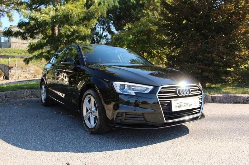 Usado Audi A3 Design 116 HP (85 kW) 2019 Preto Carrinha