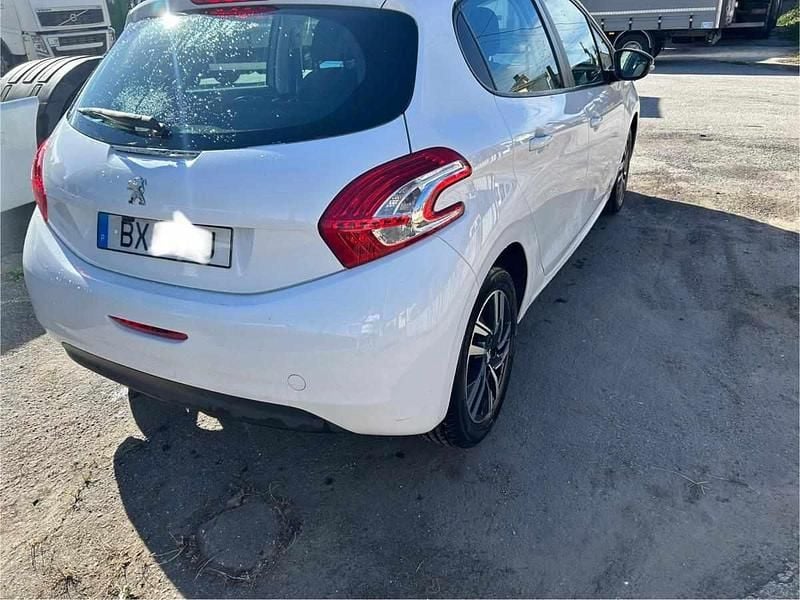 Branco Usado 2014 Peugeot 208 Citadino | € 6.500 (Super Preço) - Imagem 1/4