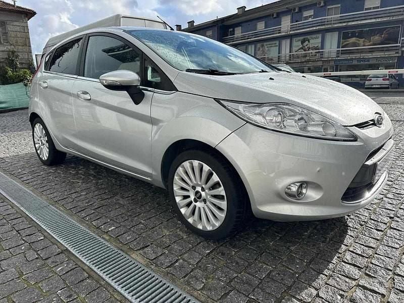 Usado Ford Fiesta Titanium 82 HP (60 kW) 2009 Cinzento Citadino