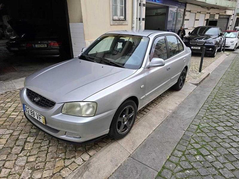Cinzento Usado 2003 Hyundai Accent Sedan | € 1.750 - Imagem 1/4