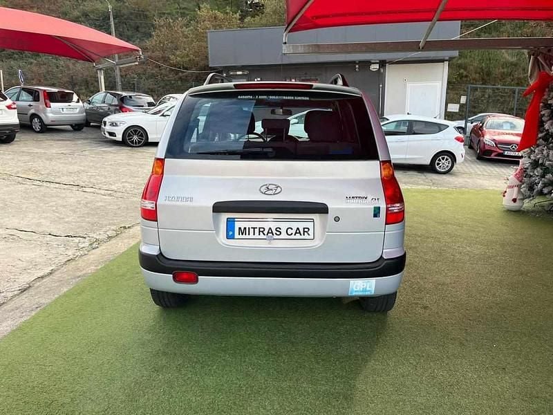 Usado Hyundai Matrix 103 HP (75 kW) 2002 Cinzento Monovolume