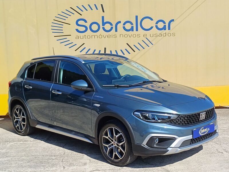 Azul Usado 2022 Fiat Tipo Life Sedan | € 21.500 - Imagem 1/4