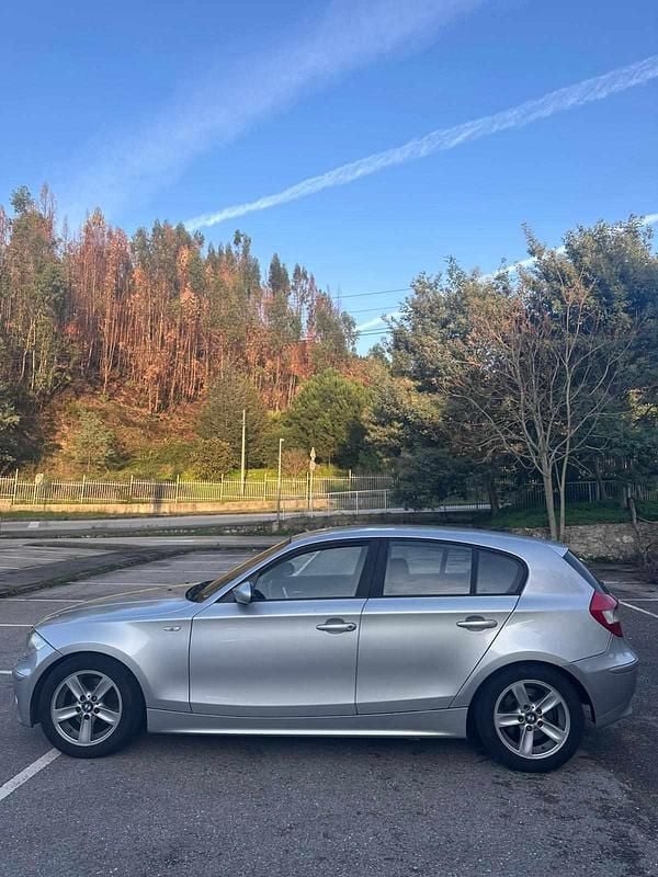 Cinzento Usado 2004 BMW 118 Citadino | € 7.850 (Preço justo) - Imagem 1/4