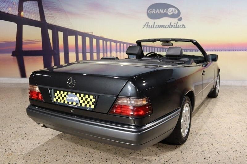 Usado Mercedes E220 150 HP (110 kW) 1993 Cinza Cabrios