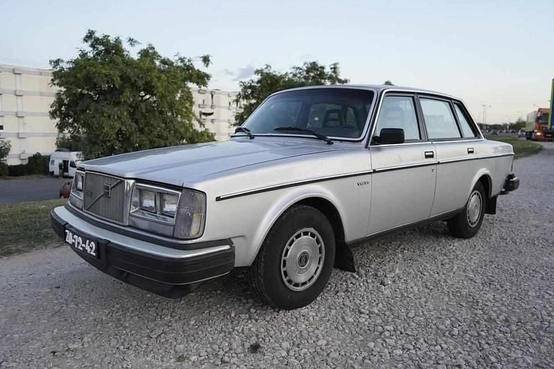 Cinzento Usado 1984 Volvo 244 Sedan | € 1.500 - Imagem 1/4