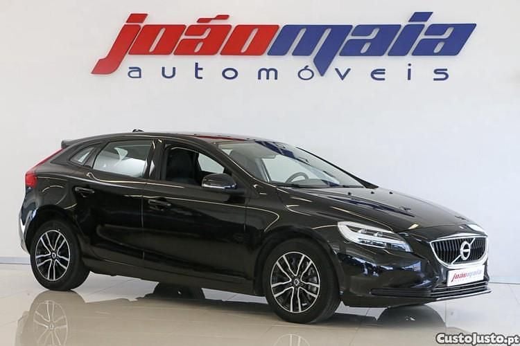 Azul Usado 2018 Volvo V40 Momentum Sedan | € 19.500 (Caro) - Imagem 1/1