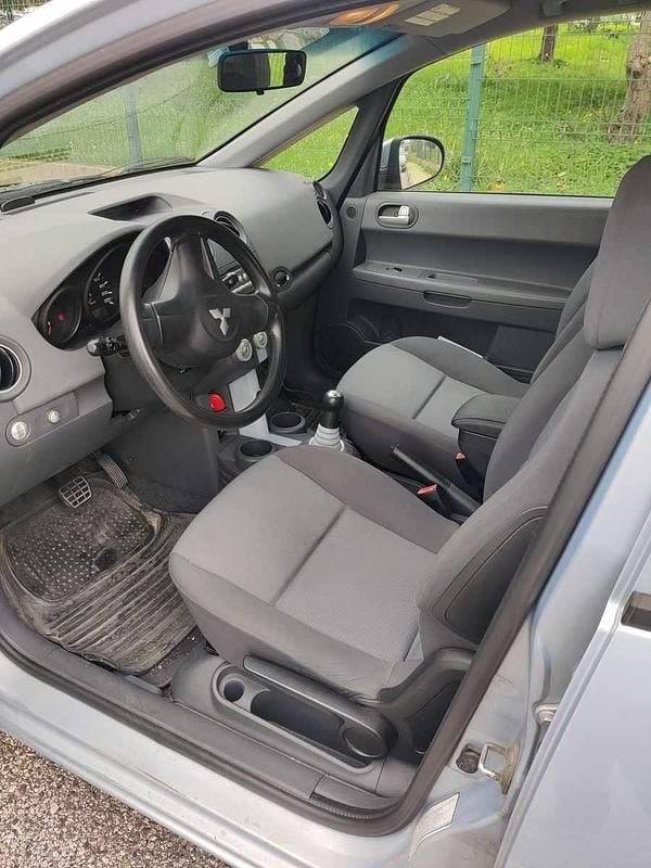 Usado Mitsubishi Colt 95 HP (69 kW) 2005 Azul Sedan