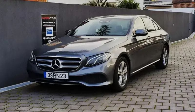 Cinzento Usado 2016 Mercedes E220 Avantgarde Sedan | € 26.950 (Preço elevado) - Imagem 1/4