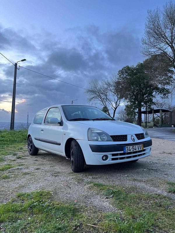 Usado Renault Clio II 65 HP (47 kW) 2003 Branco Citadino