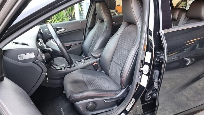 Usado Mercedes A180 AMG line 109 HP (80 kW) 2015 Preto