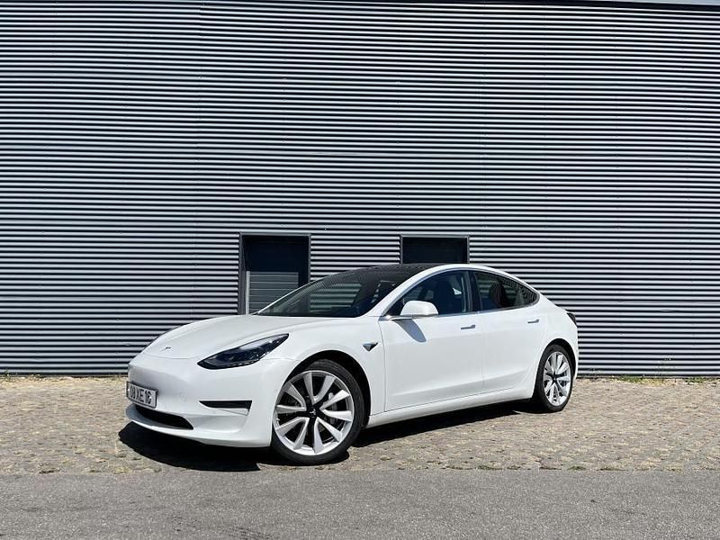 Branco Usado 2019 Tesla Model 3 Sedan | € 27.500 (Preço justo) - Imagem 1/4