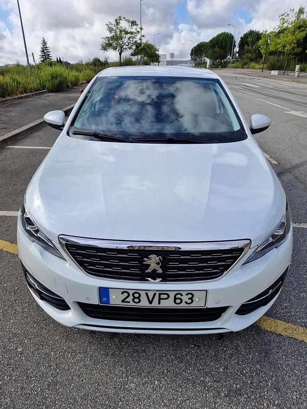 Branco Usado 2018 Peugeot 308 Citadino | € 11.500 (Preço justo) - Imagem 1/4