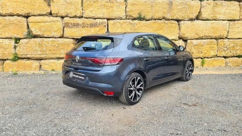 Usado Renault Mégane IV Intens 115 HP (84 kW) 2022 Cinzento (metalizado) Citadino