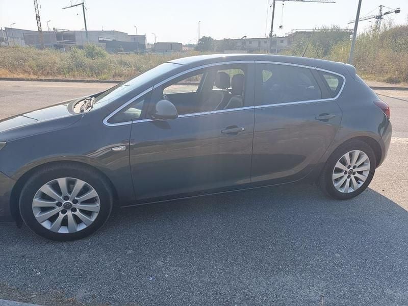 Usado Opel Astra 125 HP (91 kW) 2010 Sedan