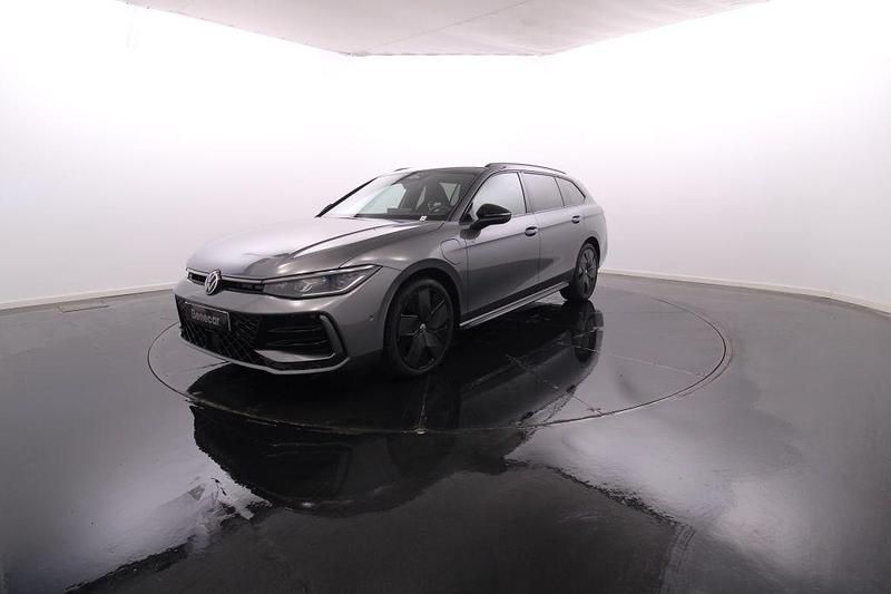 Cinzento Usado 2024 VW Passat R-line Carrinha | € 54.900 - Imagem 1/4