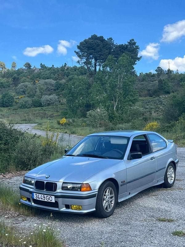 Cinzento Usado 1996 BMW 318 Citadino | € 3.000 - Imagem 1/4