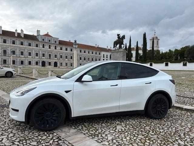 Branco Usado 2023 Tesla Model Y Standard Range SUV | € 38.500 (Preço justo) - Imagem 1/4