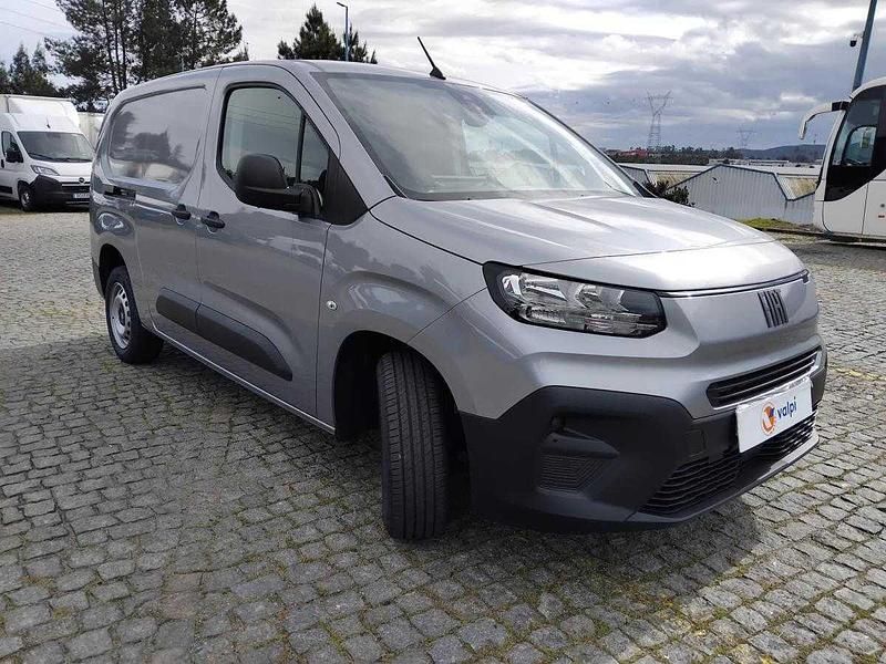 Usado Fiat Doblò 100 HP (73 kW) 2024 Cinzento Monovolume