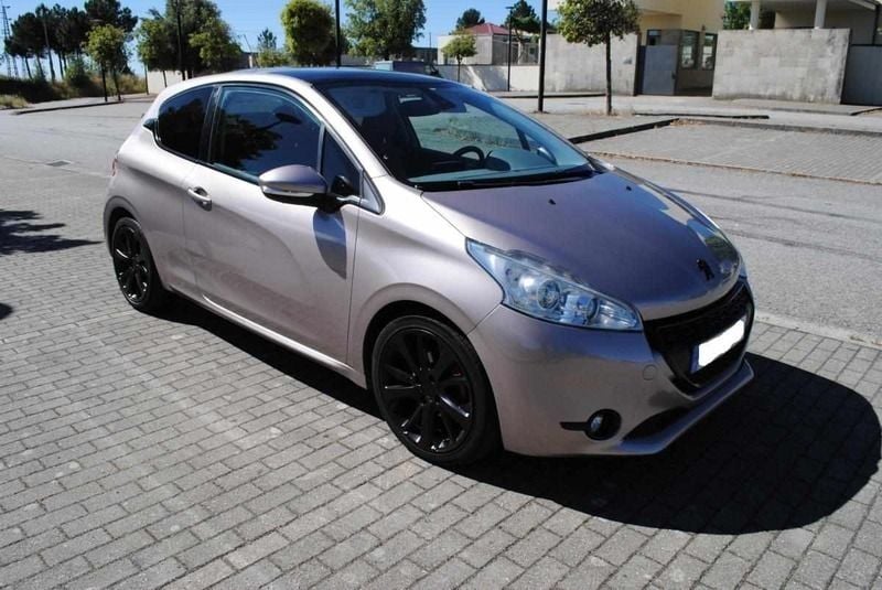 Cinzento Usado 2012 Peugeot 208 Citadino | € 8.900 (Preço justo) - Imagem 1/4