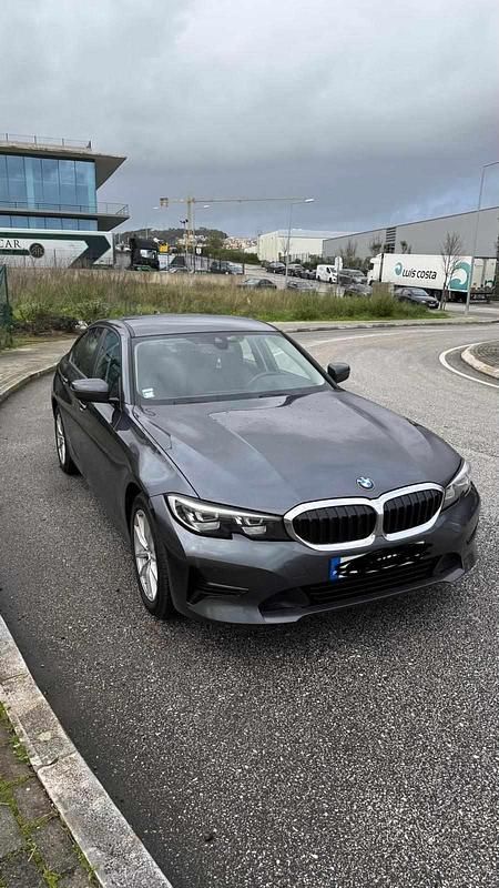 Cinzento Usado 2021 BMW 330 Sedan | € 26.000 (Bom preço) - Imagem 1/4