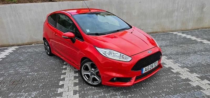 Usado Ford Fiesta ST 182 HP (133 kW) 2014 Vermelho Citadino