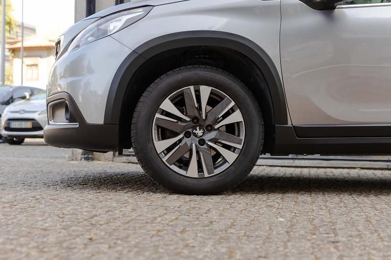 Usado Peugeot 2008 110 HP (80 kW) 2019 Cinzento SUV