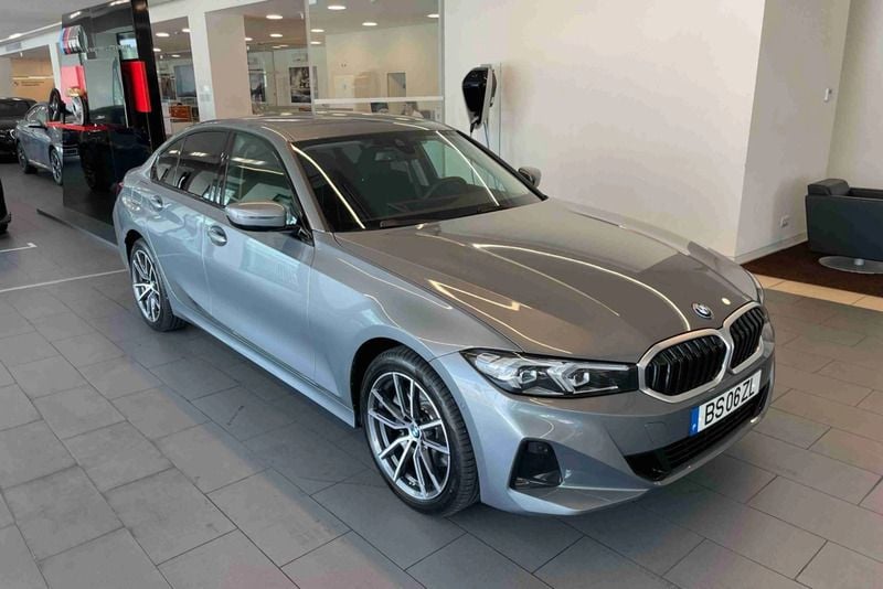 Cinzento Novo 2025 BMW 330e Shadowline Sedan | € 52.800 (Preço justo) - Imagem 1/4