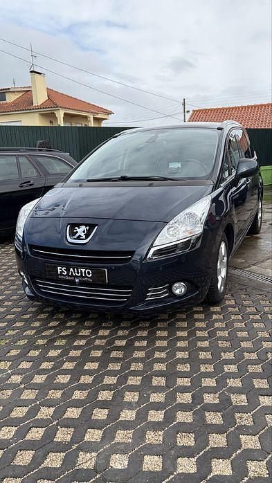 Usado Peugeot 5008 Allure 115 HP (84 kW) 2016 Sedan