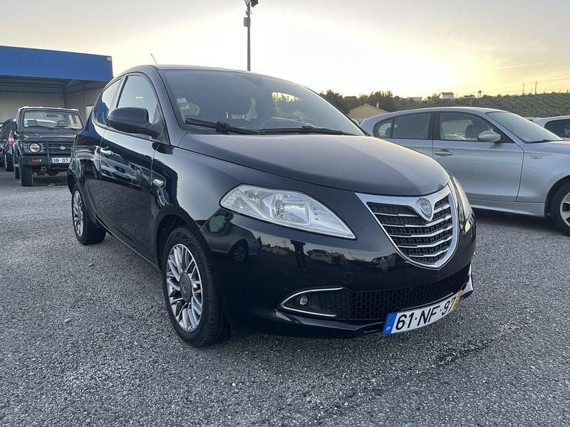 Usado Lancia Ypsilon Gold 95 HP (69 kW) 2012 Preto Citadino