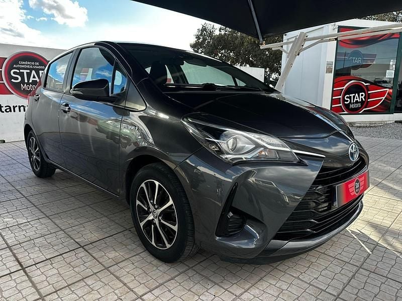 Cinza Usado 2020 Toyota Yaris Hybrid Plus | € 17.950 (Preço justo) - Imagem 1/4