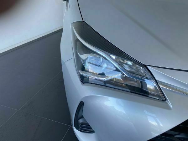 Cinza perola (metalizado) Usado 2019 Toyota Yaris Comfort Sedan | € 14.750 (Preço justo) - Imagem 1/4