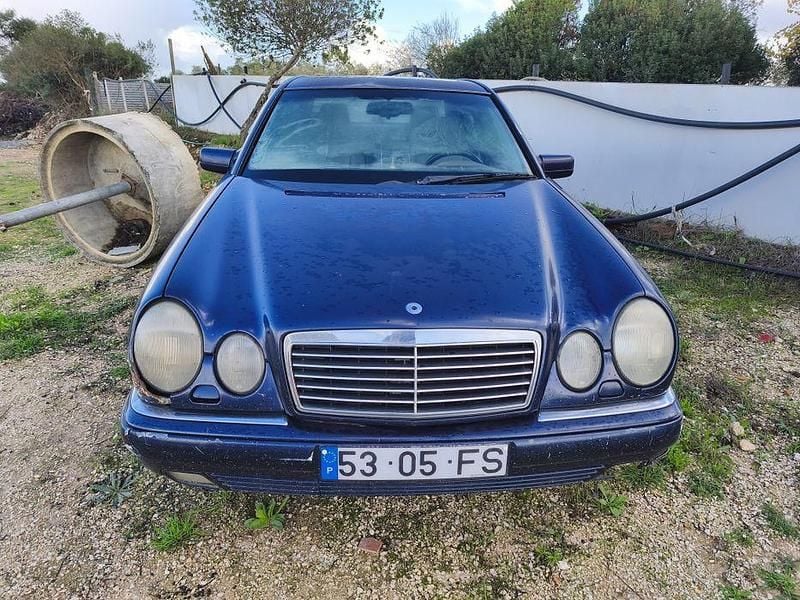 Usado 1995 Mercedes E220 Sedan | € 1.700 - Imagem 1/4