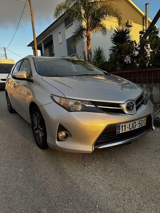 Usado 2015 Toyota Auris Hybrid Sedan | € 11.350 - Imagem 1/4