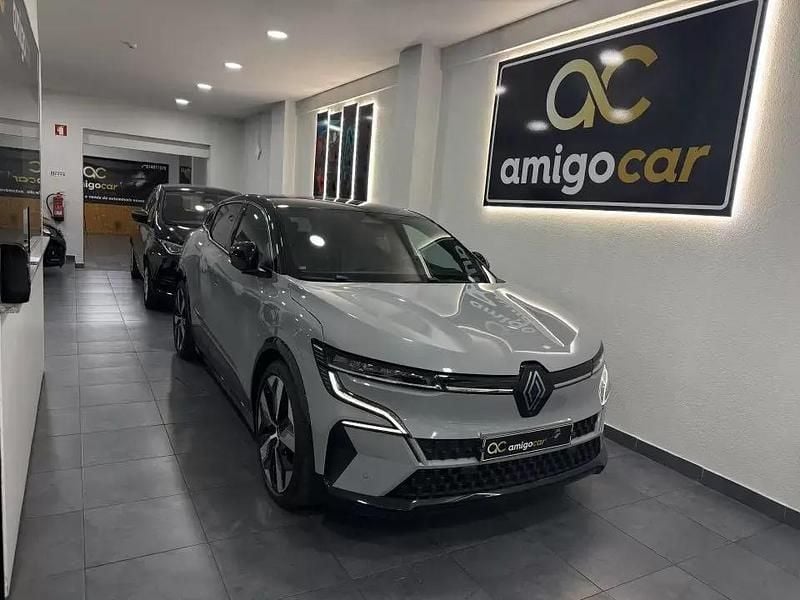 Cinzento platina/tecto preto e Usado 2023 Renault Mégane Techno Sedan | € 26.950 (Preço justo) - Imagem 1/4